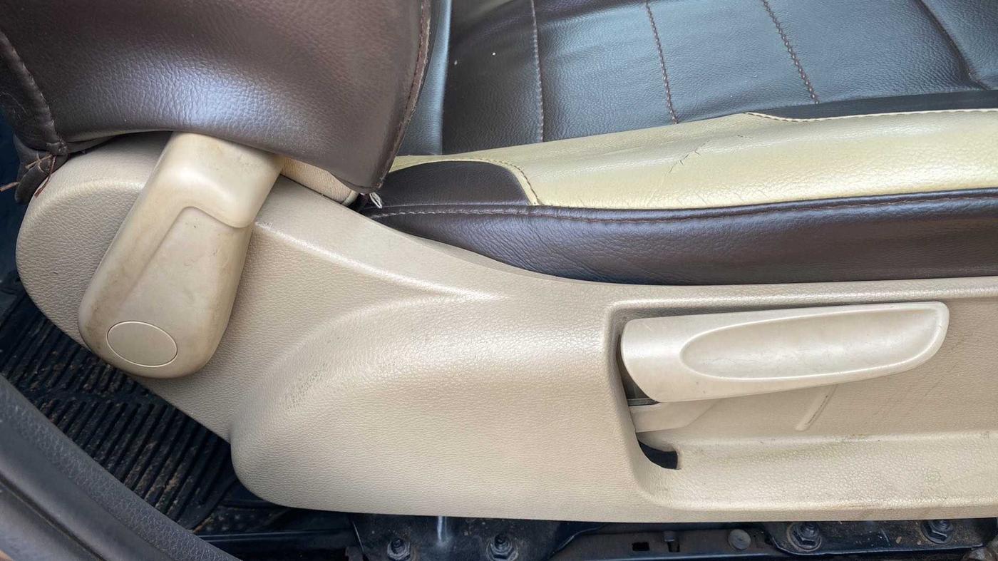 2016 Volkswagen Ameo HIGHLINE1.5L, Diesel, Manual, 87,220 km, Driver Side Adjustment Panel