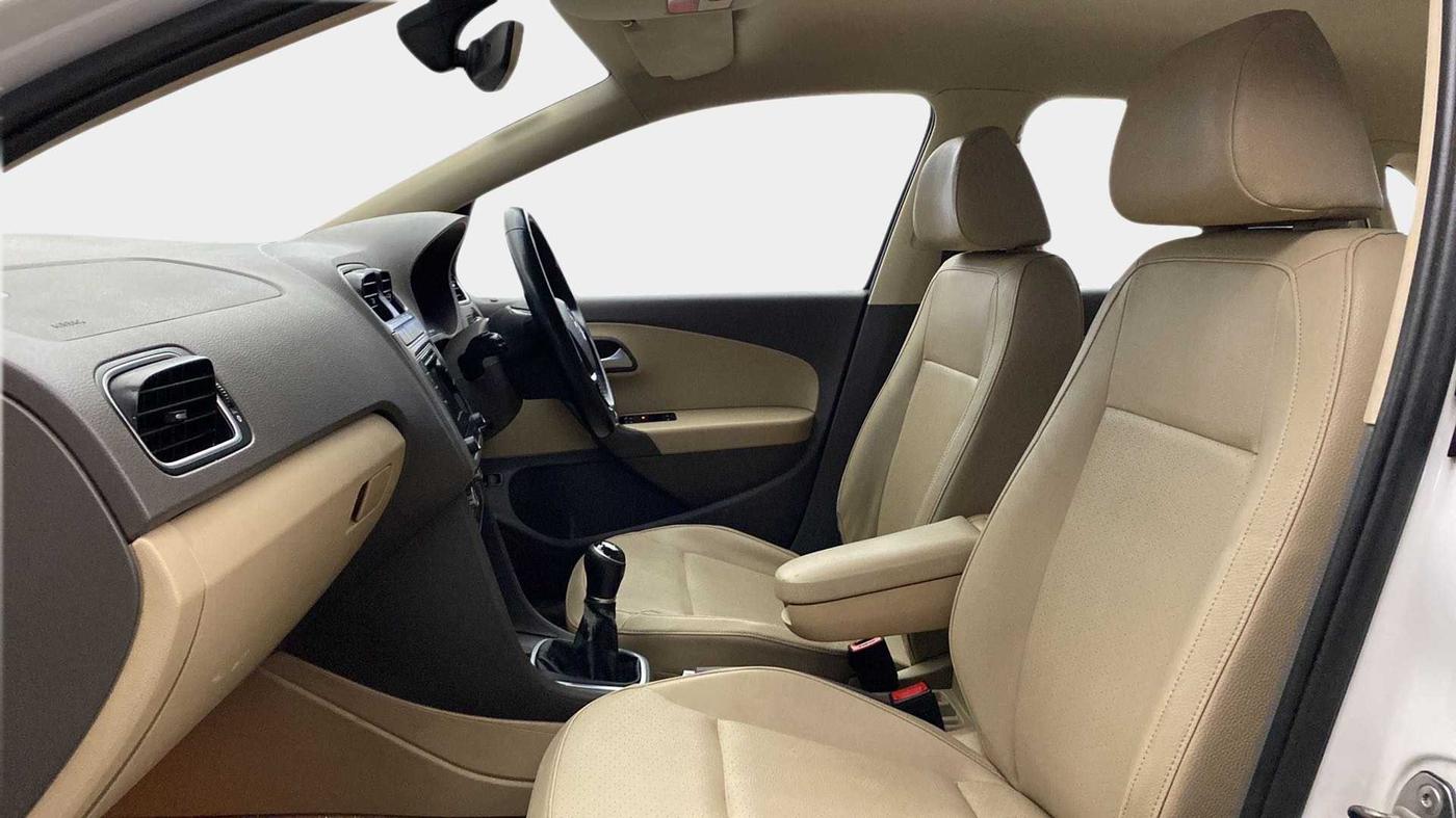 2016 Volkswagen Vento HIGHLINE 1.6 MPI, Petrol, Manual, 69,982 km, Right Side Front Door Cabin