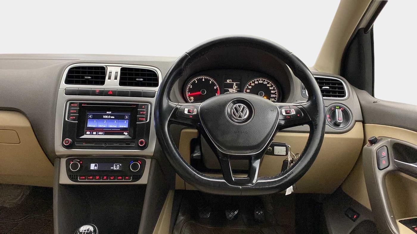 2016 Volkswagen Vento HIGHLINE 1.6 MPI, Petrol, Manual, 69,982 km, Steering Wheel Close Up