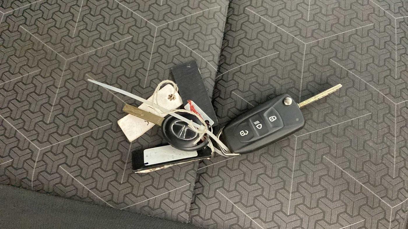 2023 Tata PUNCH ADVENTURE RHYTHM PACK AMT, Petrol, Automatic, 16,441 km, Key Close Up