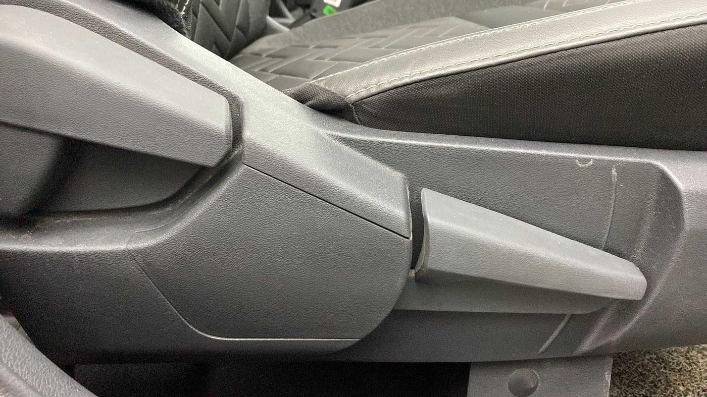 2022 Nissan MAGNITE XV TURBO CVT DUAL TONE, Petrol, Automatic, 13,925 km, Driver Side Adjustment Panel