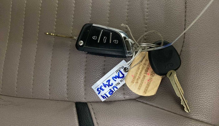 2018 Hyundai Xcent S 1.2, CNG, Manual, 90,327 km, Key Close Up