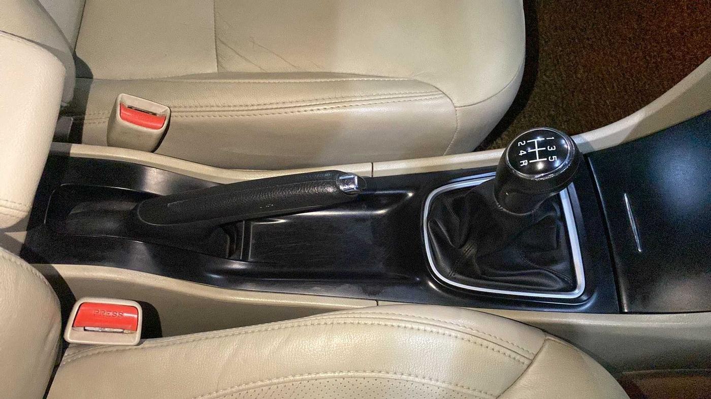 2019 Maruti Ciaz ALPHA 1.5 SHVS PETROL, Petrol, Manual, 30,957 km, Gear Lever