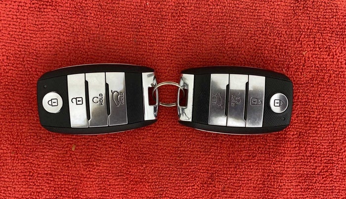 2022 KIA CARENS LUXURY PLUS 1.4 PETROL DCT 6 STR, Petrol, Automatic, 14,715 km, Key Close Up