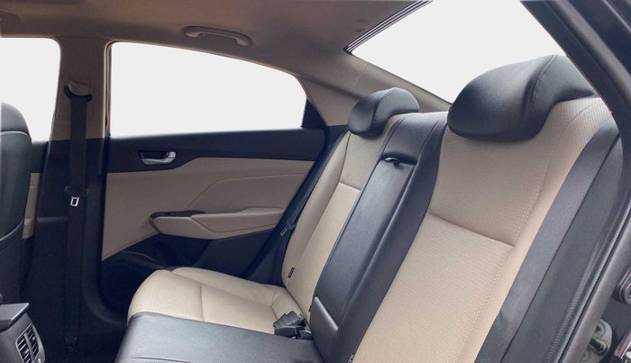 2018 Hyundai Verna 1.6 VTVT SX O, Petrol, Manual, 35,547 km, Right Side Rear Door Cabin