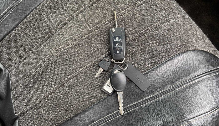 2016 Tata Tiago XZ PETROL, Petrol, Manual, 69,458 km, Key Close Up
