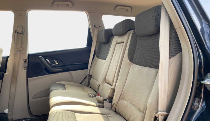 2015 Mahindra XUV500 W6, Diesel, Manual, 98,440 km, Right Side Rear Door Cabin