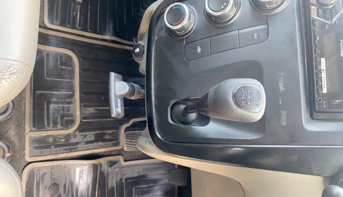 2017 Mahindra Kuv100 K4 6 STR, Petrol, Manual, 91,898 km, Gear Lever