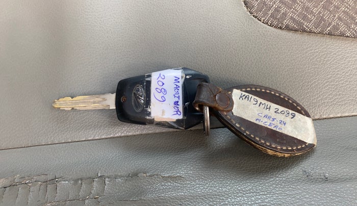 2017 Mahindra Kuv100 K4 6 STR, Petrol, Manual, 91,898 km, Key Close Up