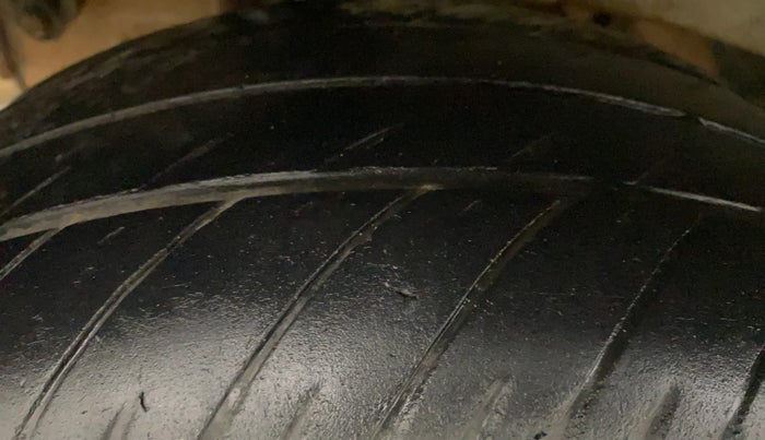 2017 Mahindra Kuv100 K4 6 STR, Petrol, Manual, 91,898 km, Right Rear Tyre Tread