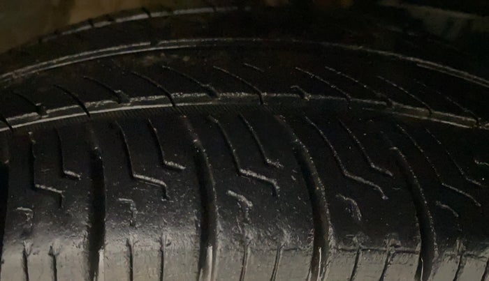 2017 Mahindra Kuv100 K4 6 STR, Petrol, Manual, 91,898 km, Right Front Tyre Tread