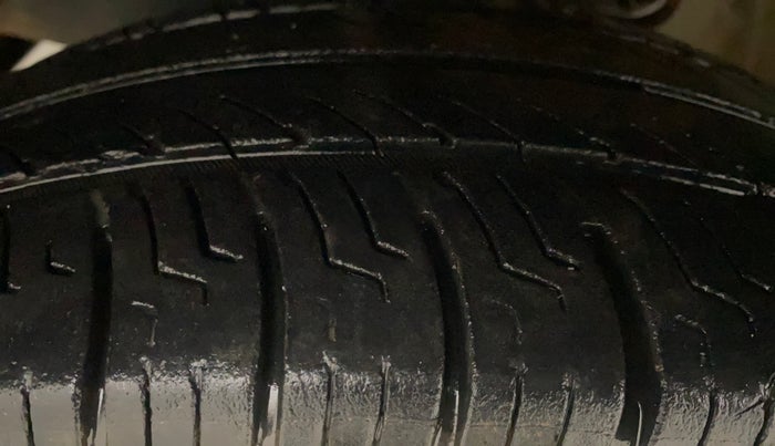 2017 Mahindra Kuv100 K4 6 STR, Petrol, Manual, 91,898 km, Left Front Tyre Tread