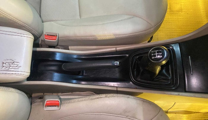2016 Maruti Ciaz VDI SHVS, Diesel, Manual, 96,990 km, Gear Lever