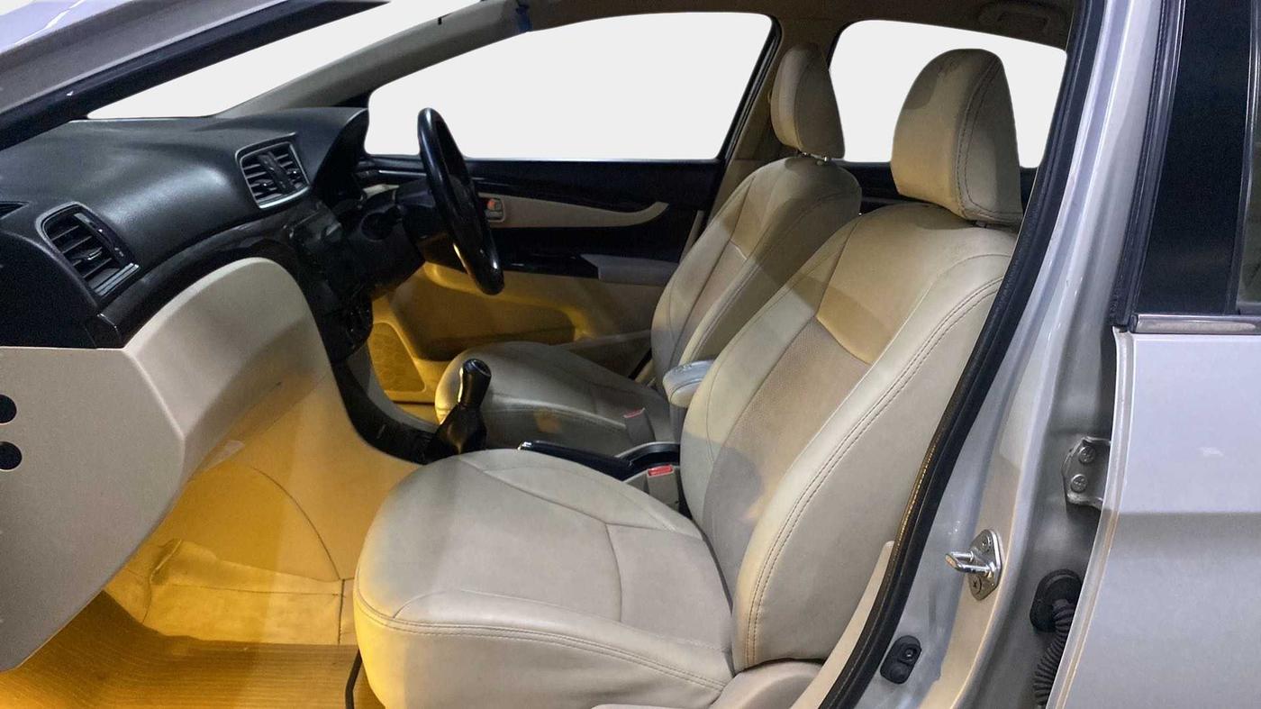 2016 Maruti Ciaz VDI SHVS, Diesel, Manual, 96,990 km, Right Side Front Door Cabin
