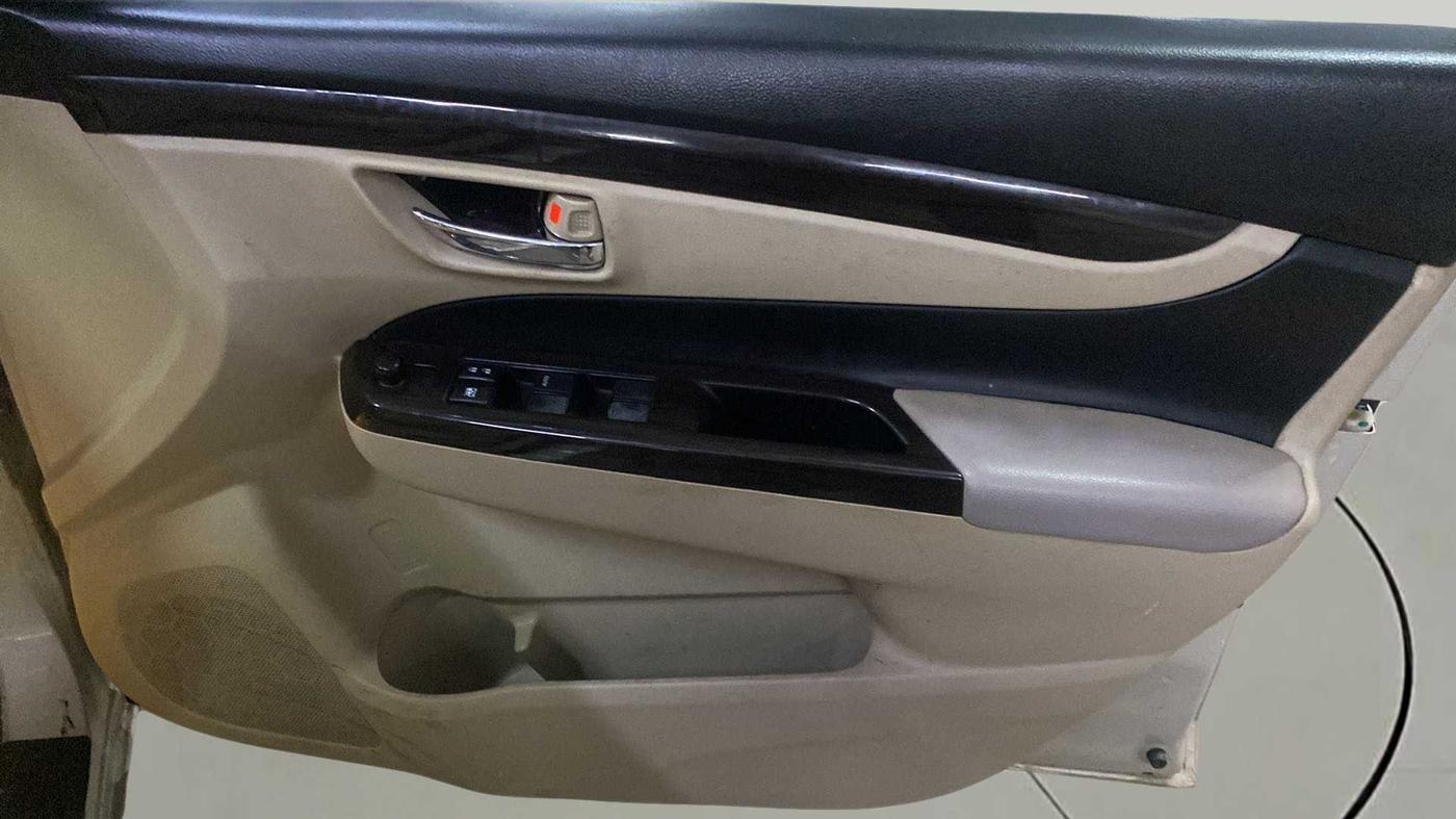 2016 Maruti Ciaz VDI SHVS, Diesel, Manual, 96,990 km, Driver Side Door Panels Control