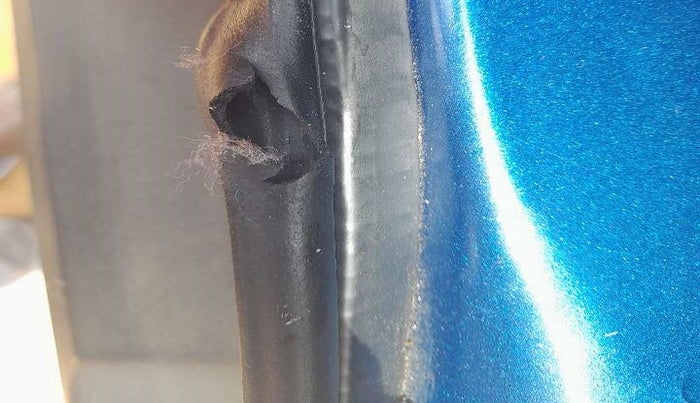 2017 Renault Kwid CLIMBER 1.0 AMT, Petrol, Automatic, 16,333 km, Dicky (Boot door) - Weather strip has minor damage