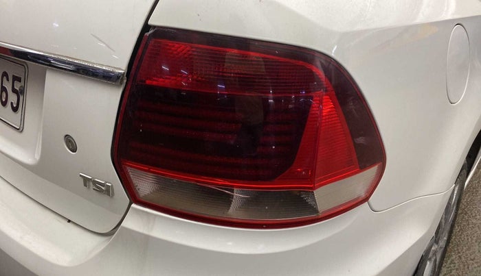 2018 Volkswagen Vento HIGHLINE PLUS 1.2 AT 16 ALLOY, Petrol, Automatic, 1,06,608 km, Right tail light - Minor damage