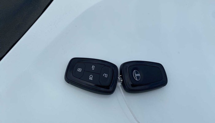 2021 Tata ALTROZ XZ PETROL, Petrol, Manual, 17,387 km, Key Close Up
