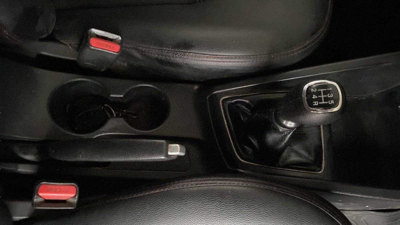 2015 Hyundai Elite i20 ASTA 1.2, CNG, Manual, 1,08,002 km, Gear Lever