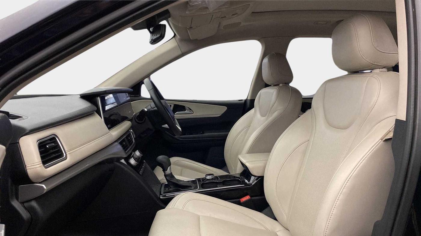 2022 Mahindra XUV700 AX 7 LUXURY D AWD AT 7 STR, Diesel, Automatic, 64,727 km, Right Side Front Door Cabin