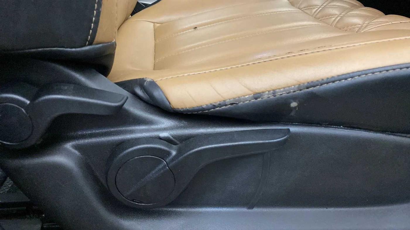 2021 Mahindra XUV500 W7 AT, Diesel, Automatic, 25,366 km, Driver Side Adjustment Panel