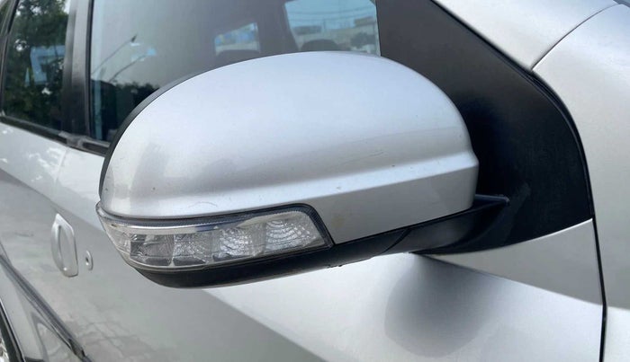 2013 Mahindra XUV500 W8, Diesel, Manual, 51,598 km, Right rear-view mirror - Indicator light has minor damage
