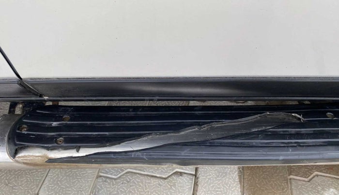 2013 Mahindra XUV500 W8, Diesel, Manual, 51,598 km, Left running board - Cladding has minor damage
