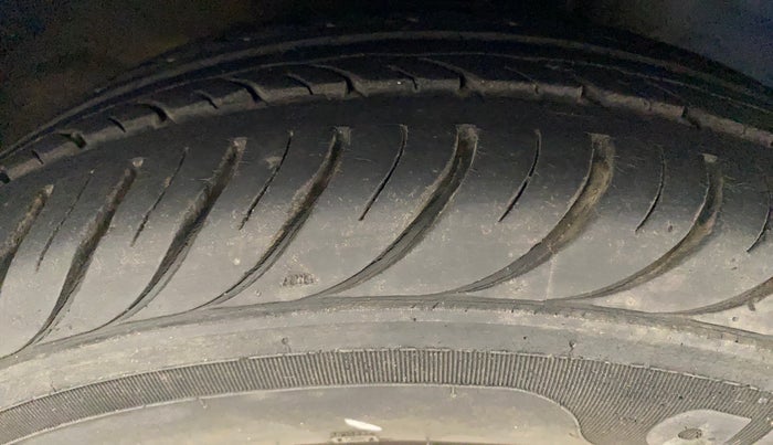 2012 Hyundai Eon MAGNA, Petrol, Manual, 26,429 km, Right Front Tyre Tread