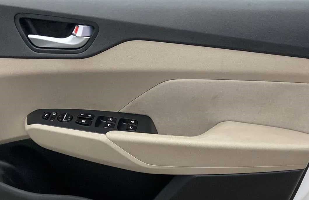 2018 Hyundai Verna 1.6 VTVT SX, Petrol, Manual, 66,936 km, Driver Side Door Panels Control