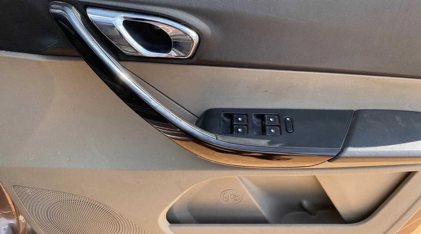 2017 Tata Tiago XZA PETROL, Petrol, Automatic, 35,894 km, Driver Side Door Panels Control