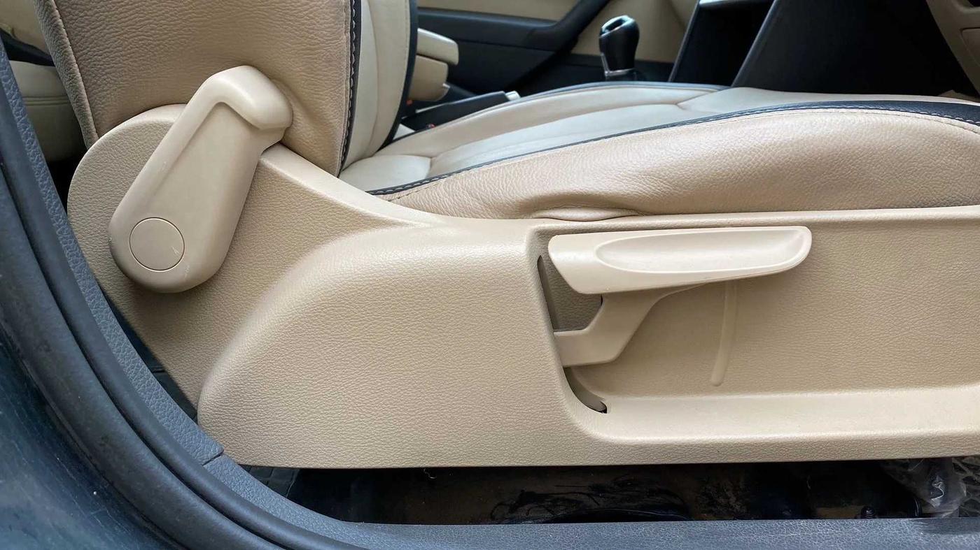 2017 Volkswagen Ameo HIGHLINE1.5L, CNG, Manual, 1,08,064 km, Driver Side Adjustment Panel