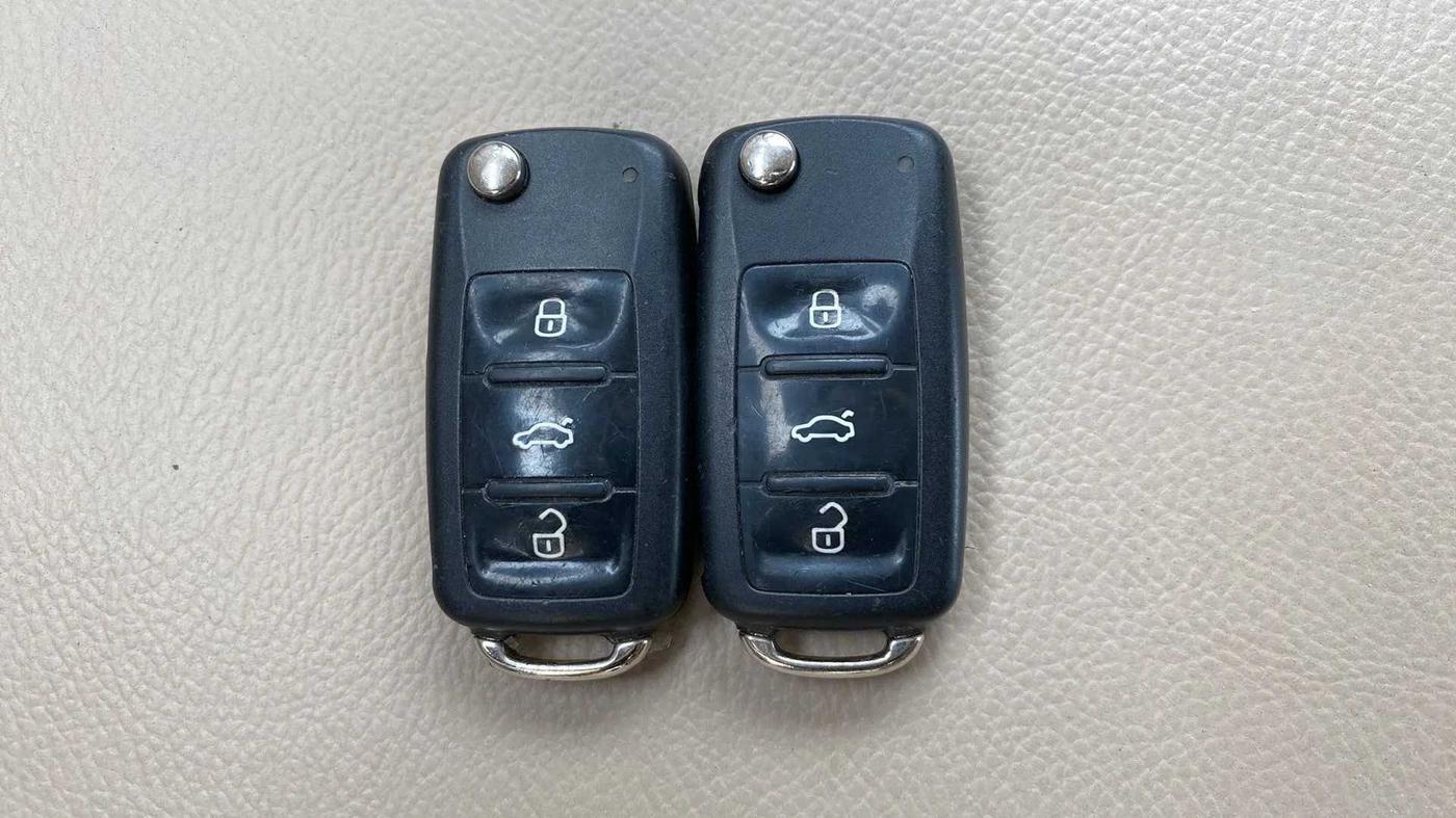 2017 Volkswagen Ameo HIGHLINE1.5L, CNG, Manual, 1,08,064 km, Key Close Up