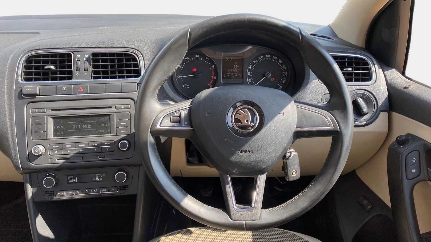 2017 Skoda Rapid AMBITION 1.6 MPI MT, Petrol, Manual, 24,305 km, Steering Wheel Close Up