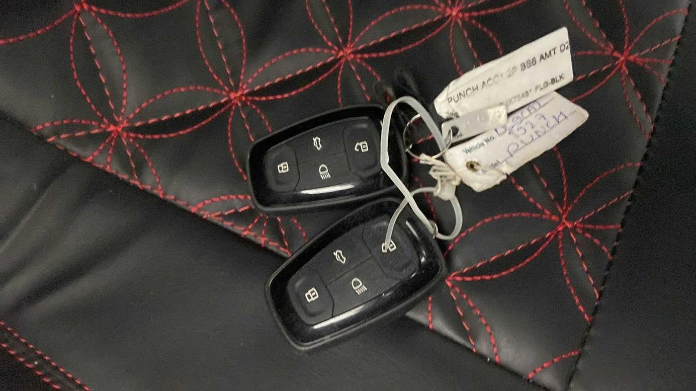 2022 Tata PUNCH  ACCOMPLISHED AMT CAMO EDITION, Petrol, Automatic, 24,589 km, Key Close Up