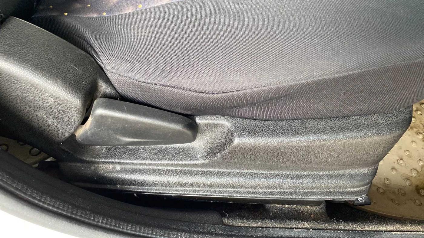 2018 Renault Kwid RXL, Petrol, Manual, 84,663 km, Driver Side Adjustment Panel