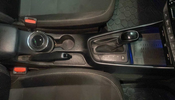 2022 Hyundai NEW I20 ASTA 1.2 AT, Petrol, Automatic, 17,743 km, Gear Lever