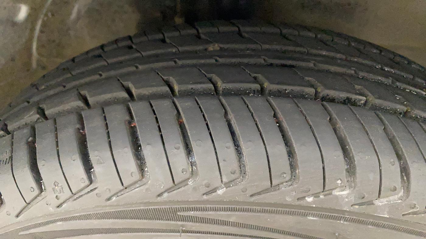 2013 Maruti Wagon R 1.0 VXI, Petrol, Manual, 66,819 km, Right Front Tyre Tread