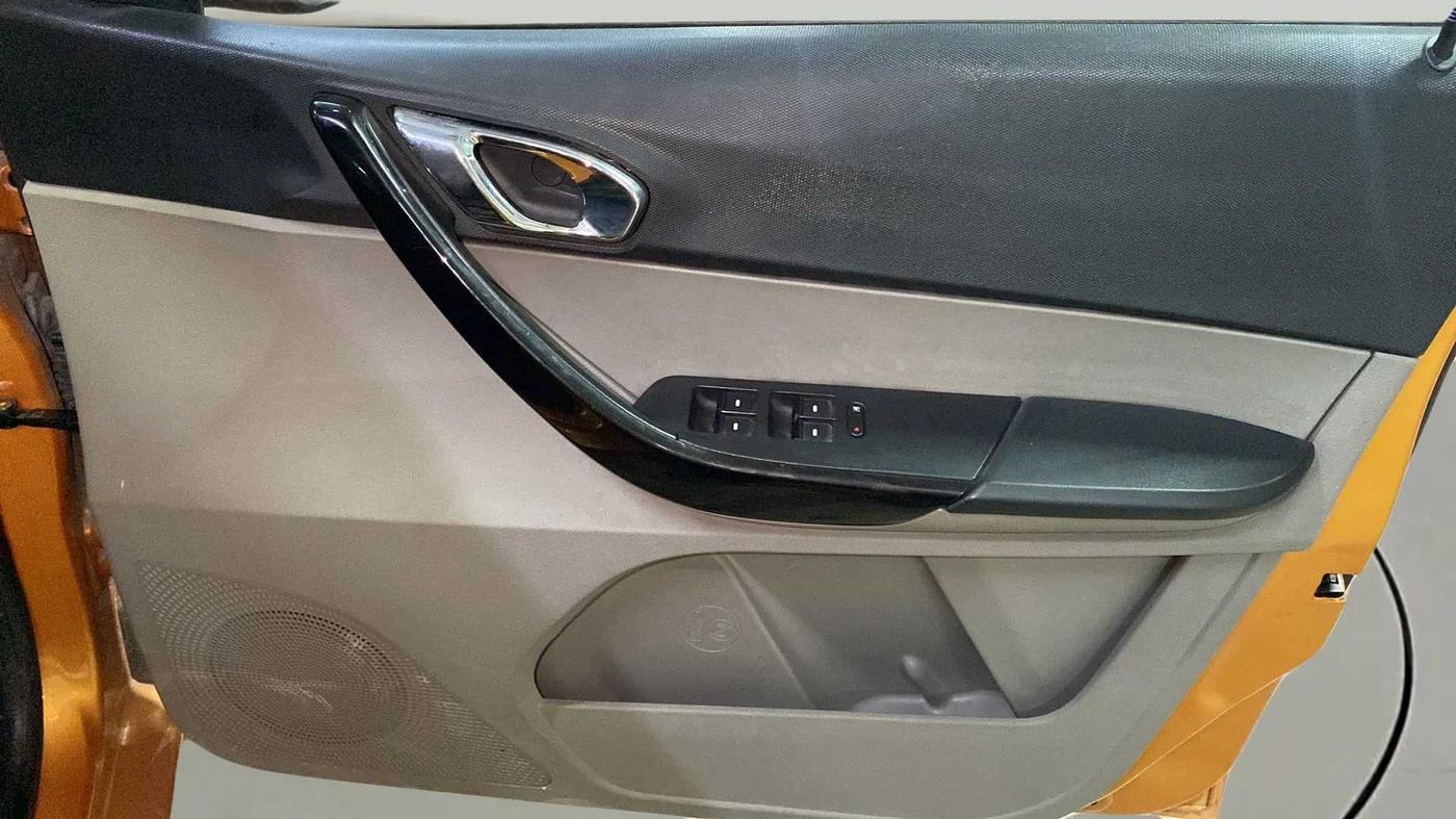 2016 Tata Tiago XZ PETROL, Petrol, Manual, 33,711 km, Driver Side Door Panels Control