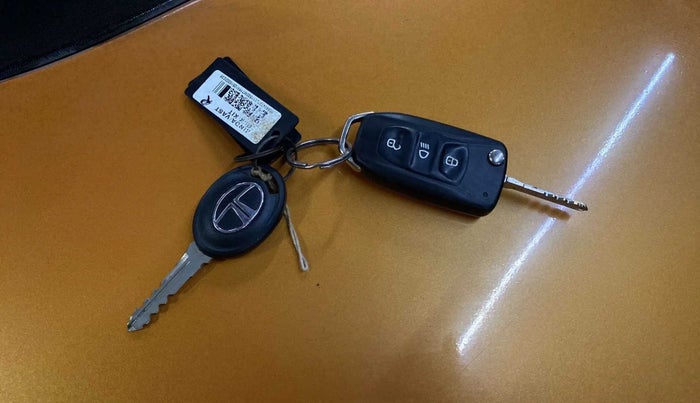 2016 Tata Tiago XZ PETROL, Petrol, Manual, 33,711 km, Key Close Up