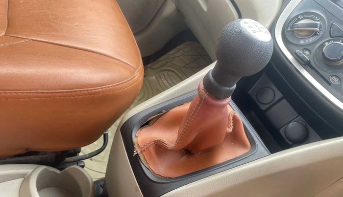 2017 Maruti Celerio VXI (O) CNG, CNG, Manual, 78,298 km, Gear lever - Boot cover slightly torn