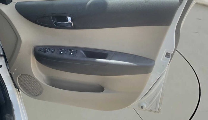 2013 Hyundai i20 MAGNA 1.2, Petrol, Manual, 38,679 km, Driver Side Door Panels Control