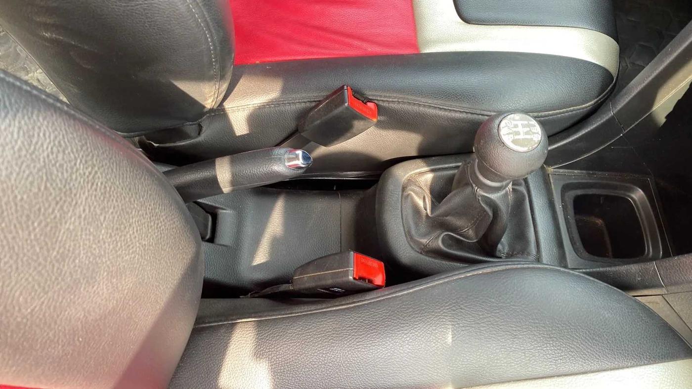2014 Maruti Swift VXI, Petrol, Manual, 32,666 km, Gear Lever