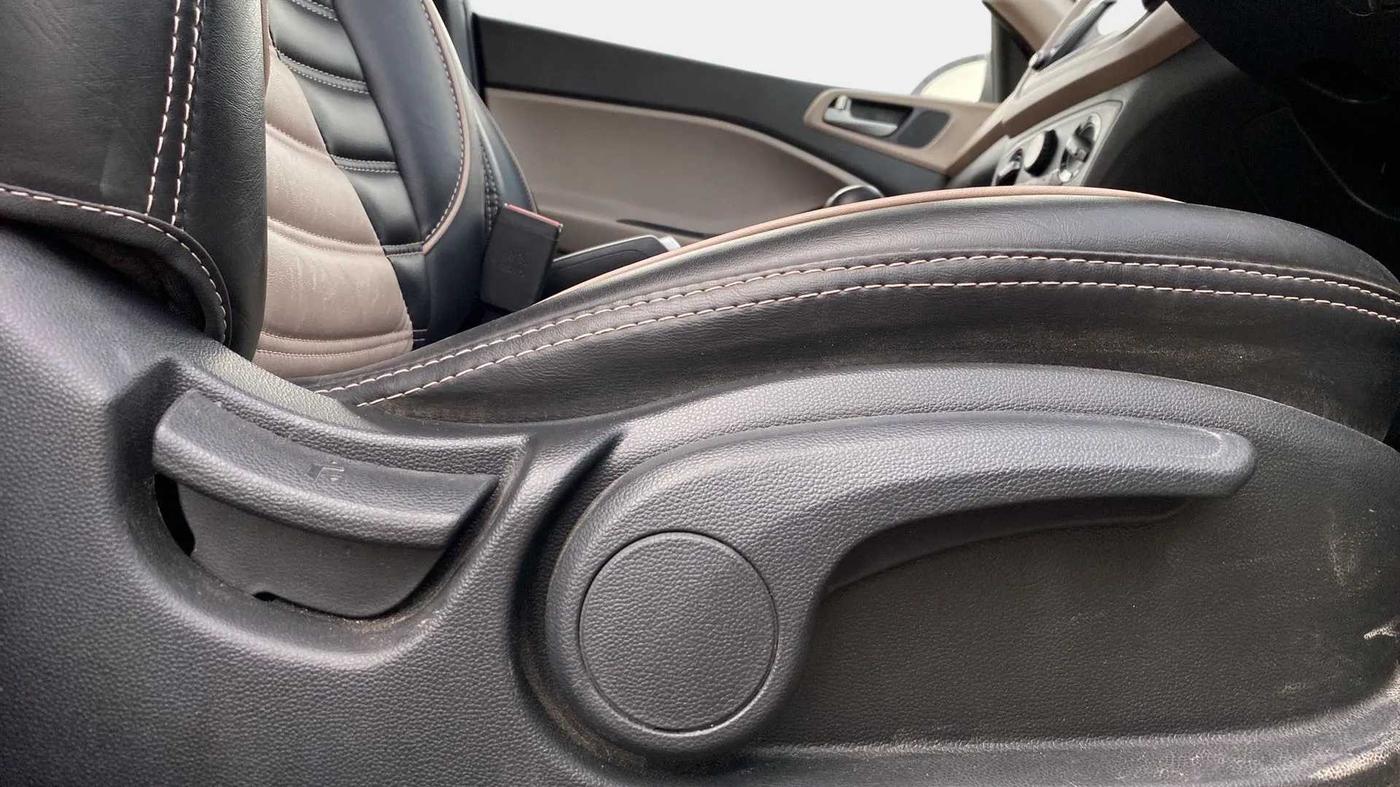 2020 Hyundai Elite i20 SPORTZ PLUS 1.2, Petrol, Manual, 17,871 km, Driver Side Adjustment Panel