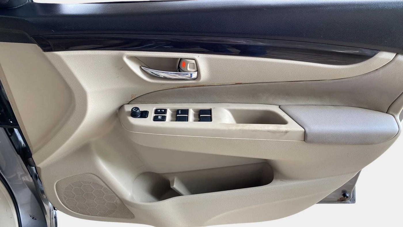 2016 Maruti Ciaz ZDI SHVS, Diesel, Manual, 79,630 km, Driver Side Door Panels Control