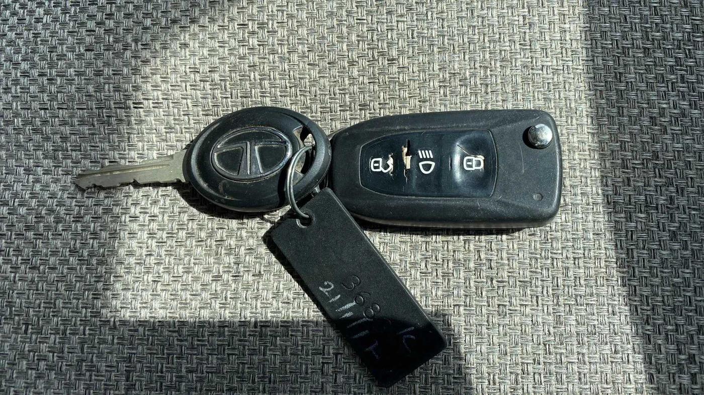 2017 Tata Tiago XZA PETROL, Petrol, Automatic, 99,757 km, Key Close Up