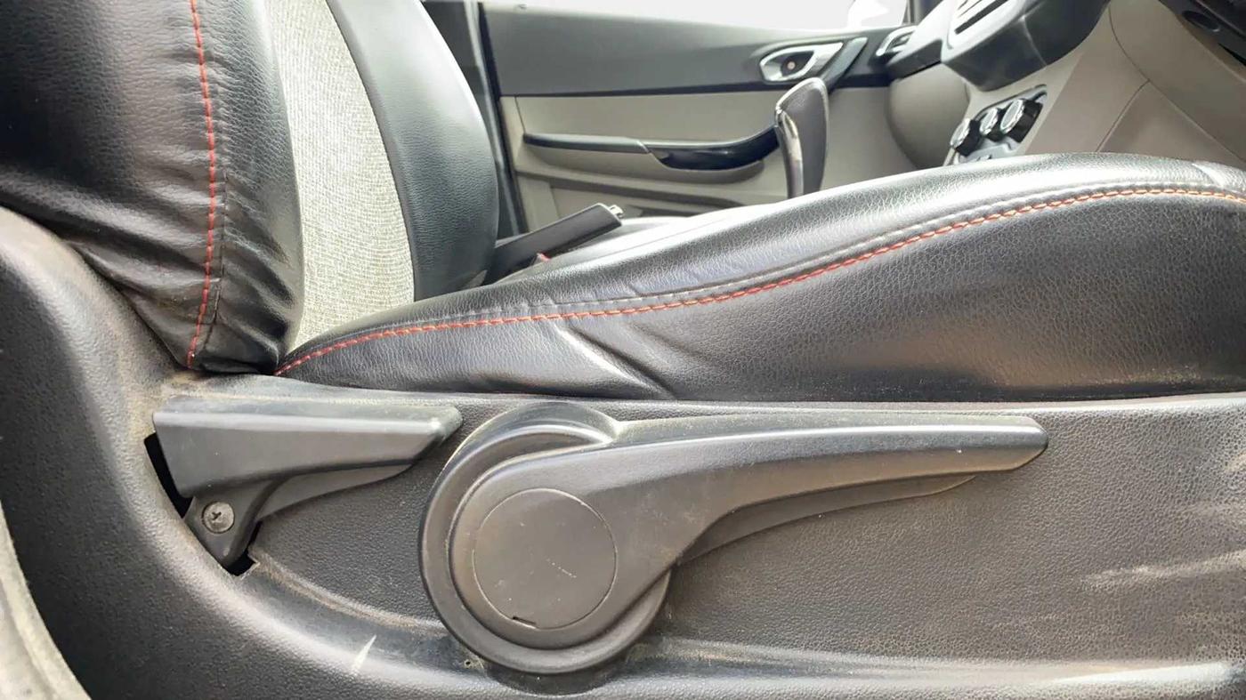 2017 Tata Tiago XZA PETROL, Petrol, Automatic, 99,757 km, Driver Side Adjustment Panel