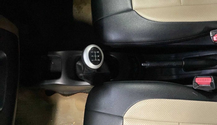 2014 Maruti Wagon R 1.0 VXI, Petrol, Manual, 42,307 km, Gear lever - Knob has minor damage