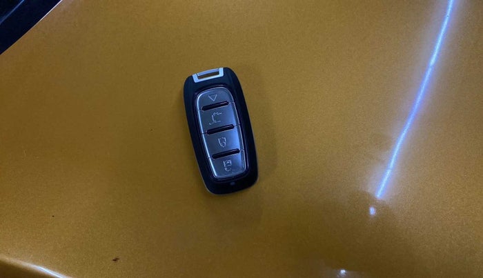 2022 Renault TRIBER RXZ AMT, Petrol, Automatic, 55,853 km, Key Close Up