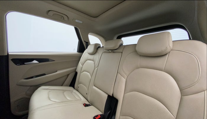 2021 MG HECTOR SHARP 1.5 PETROL CVT, Petrol, Automatic, 33,169 km, Right Side Rear Door Cabin