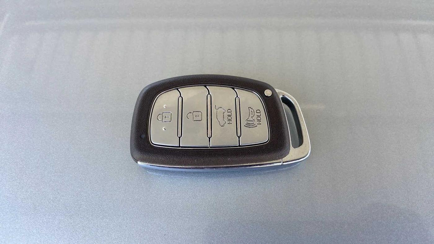 2020 Hyundai VENUE SX 1.0 (O) TURBO, Petrol, Manual, 39,810 km, Key Close Up